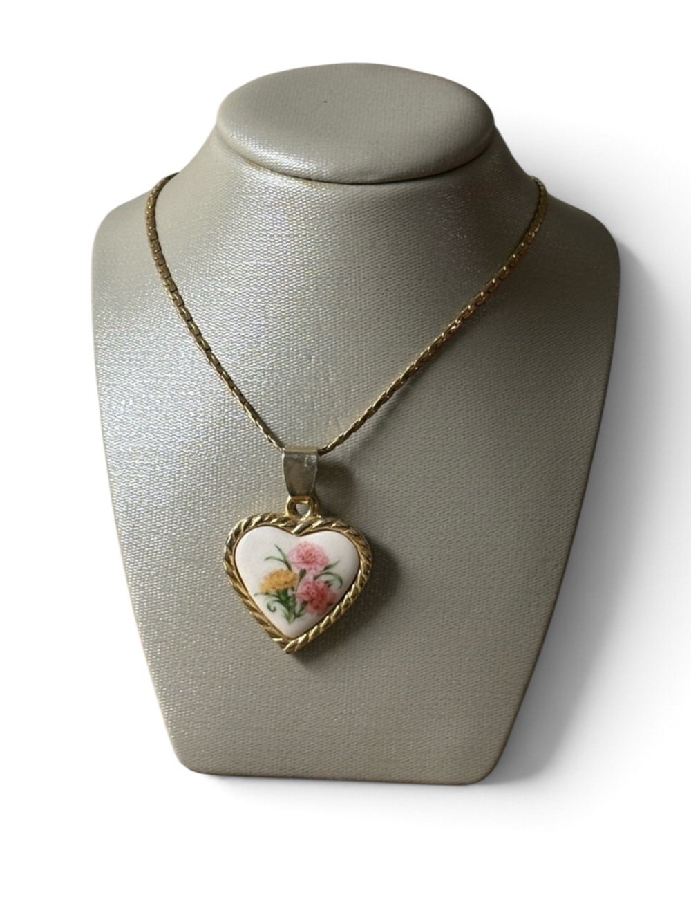 Vintage Avon ‘Floral Heritage’ Carnation Porcelain Gold Tone Heart Pendant